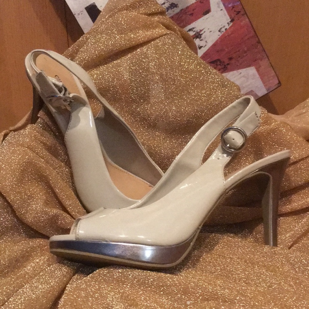 Nude peep toe pumps
